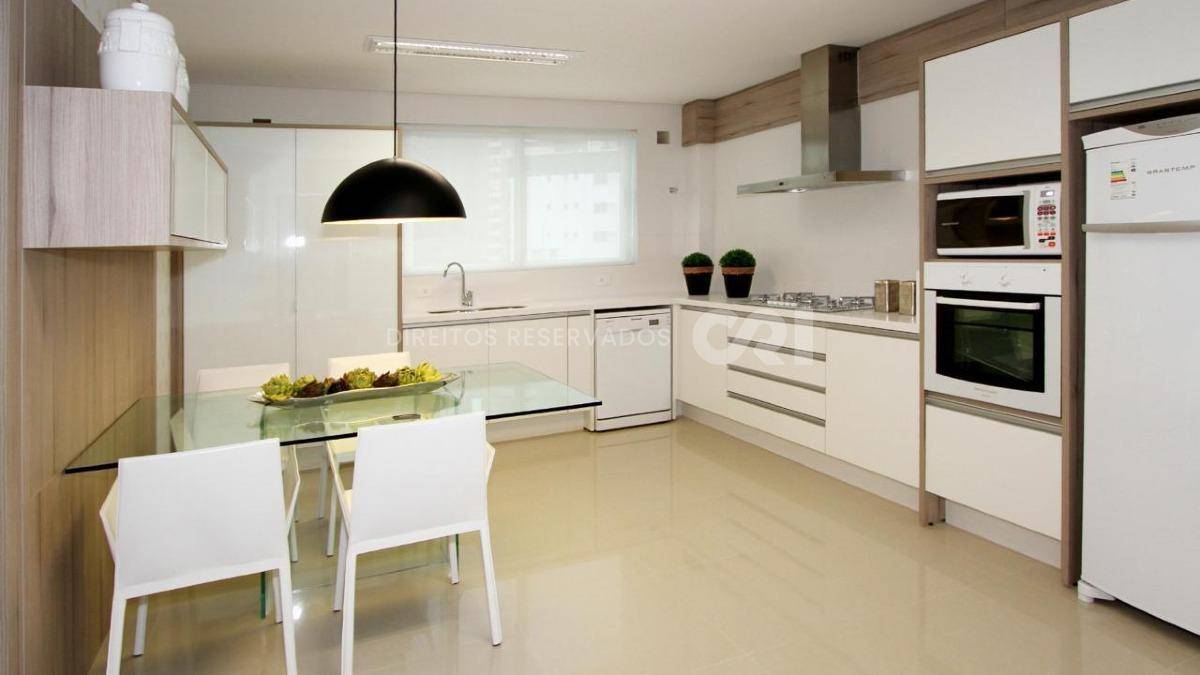 Apartamento mobiliado com 3 suítes no Edifício Alexandria no Centro em Balneário Camboriú