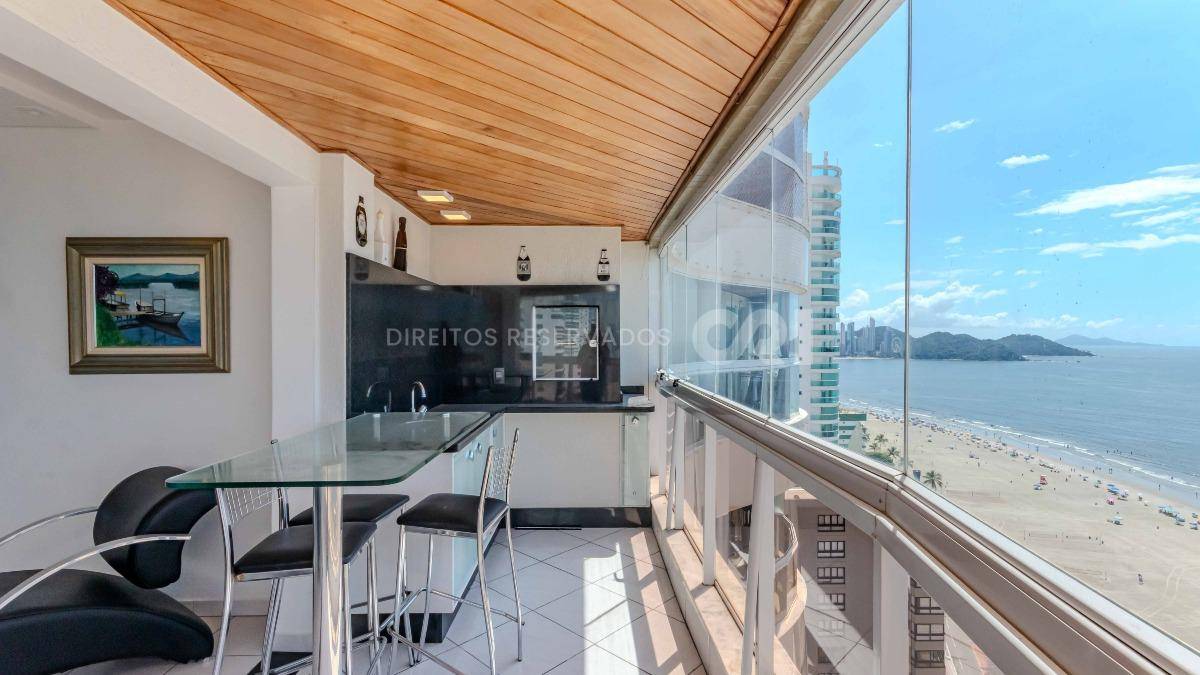 Apartamento com 2 Dormitórios no Marquês de Olinda em Balneário Camboriú no Centro