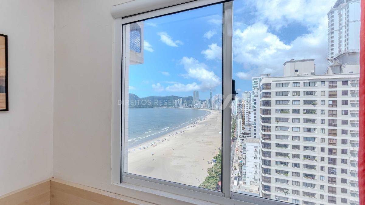Apartamento com 2 Dormitórios no Marquês de Olinda em Balneário Camboriú no Centro