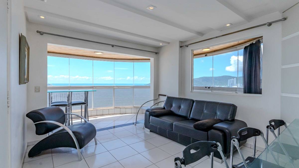Apartamento com 2 Dormitórios no Marquês de Olinda em Balneário Camboriú no Centro