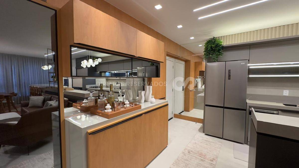 Apartamento com 3 suítes e 2 vagas no Edifício Pleniluni na Meia Praia em Itapema