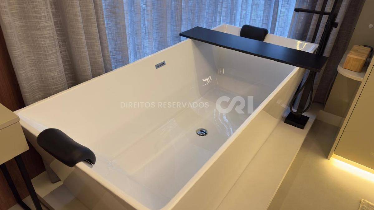 Apartamento com 3 suítes e 2 vagas no Edifício Pleniluni na Meia Praia em Itapema