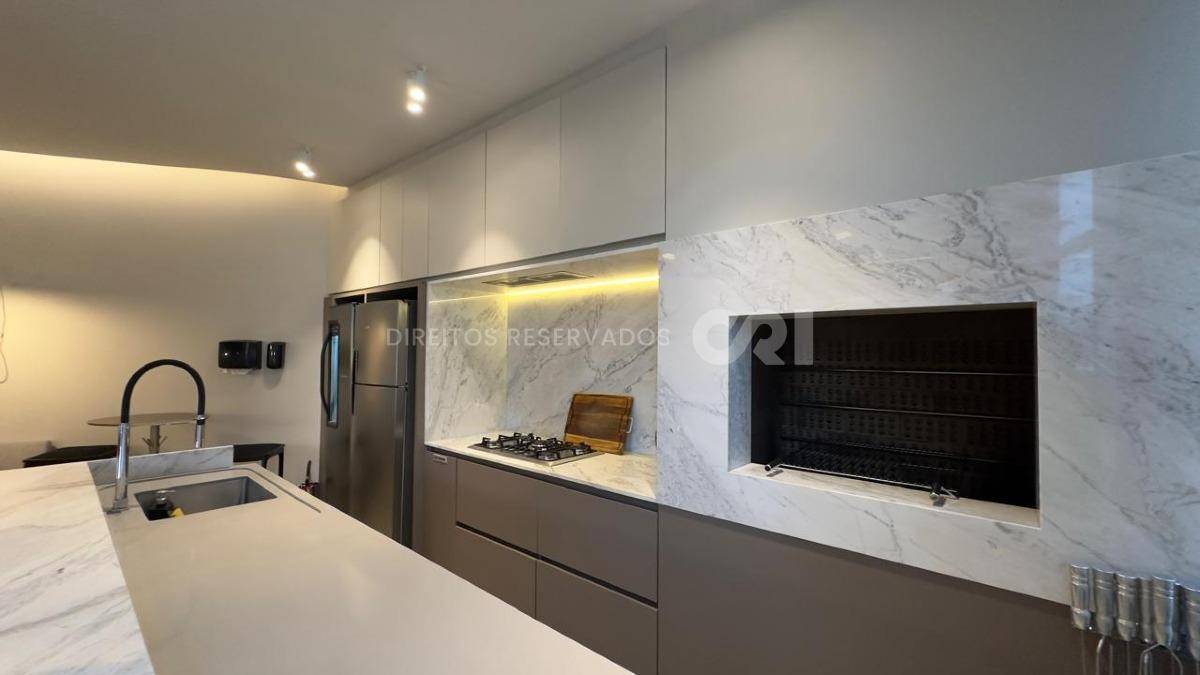 Apartamento com 3 suítes e 2 vagas no Edifício Pleniluni na Meia Praia em Itapema