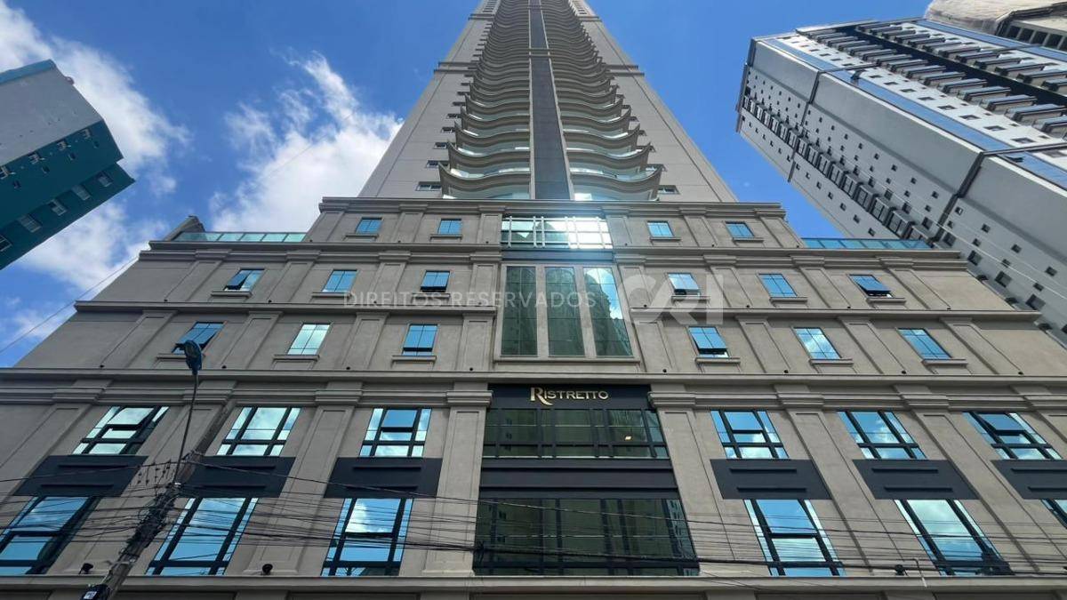 Apartamento com 4 suítes no Residencial Ristretto no Canto da Praia em Itapema