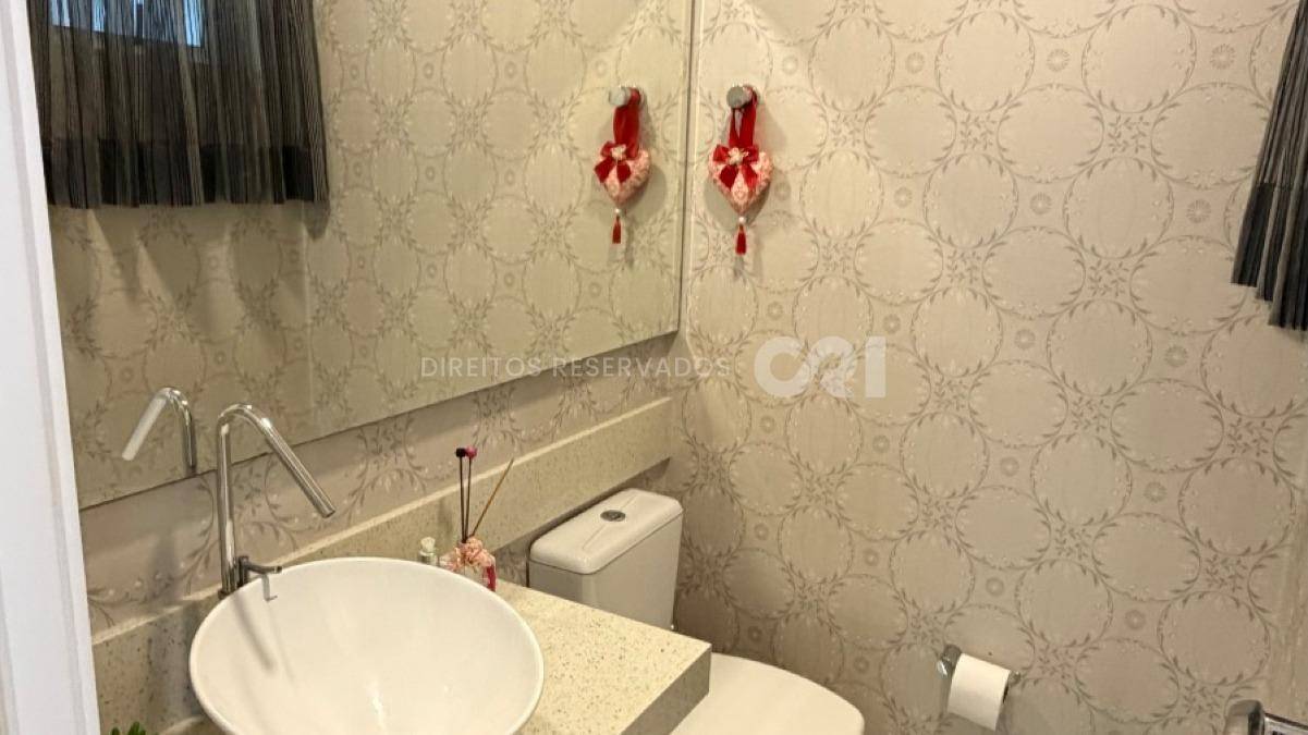 Apartamento com 3 suítes 185m² no Mar das Arábias na Meia Praia em Itapema