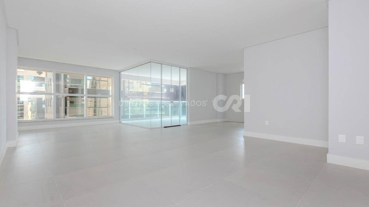 Apartamento com 3 suítes no Residencial El Elyon na Meia Praia em Itapema