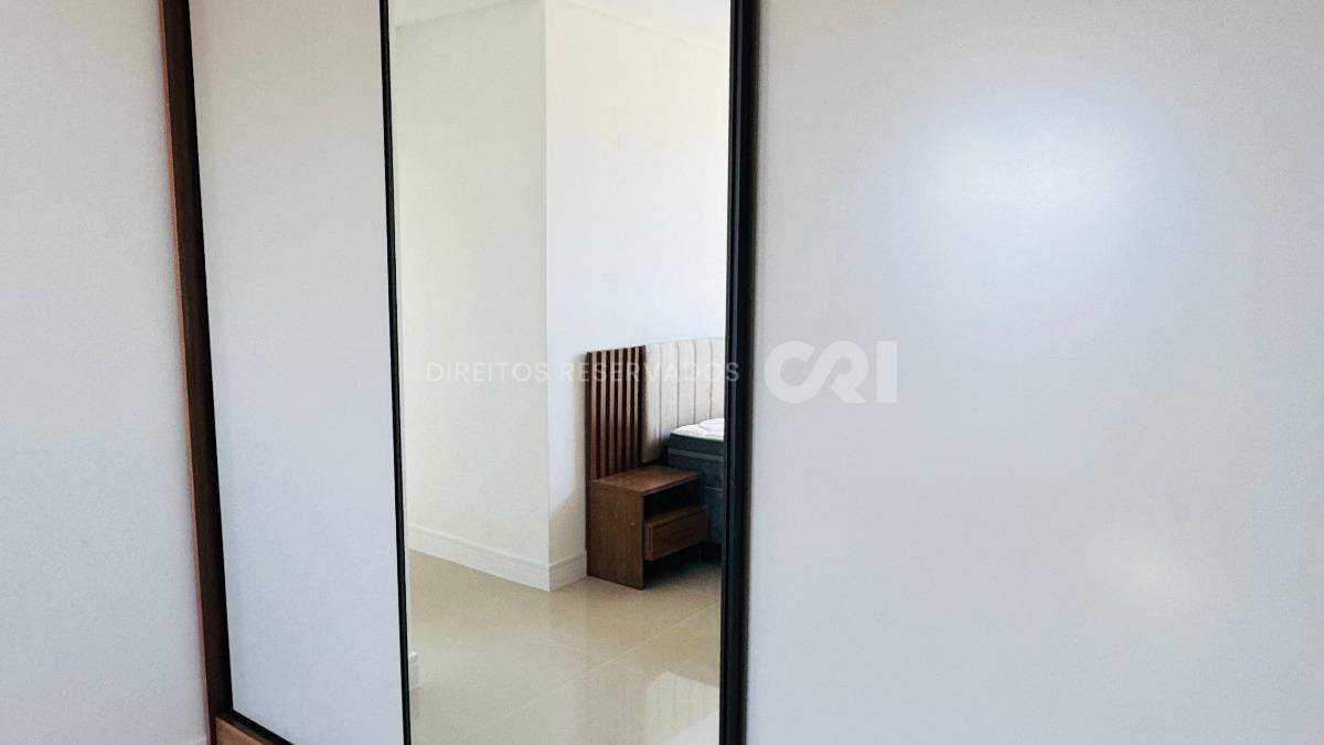Apartamento com 3 suítes no Zurich Residence na Meia Praia em Itapema