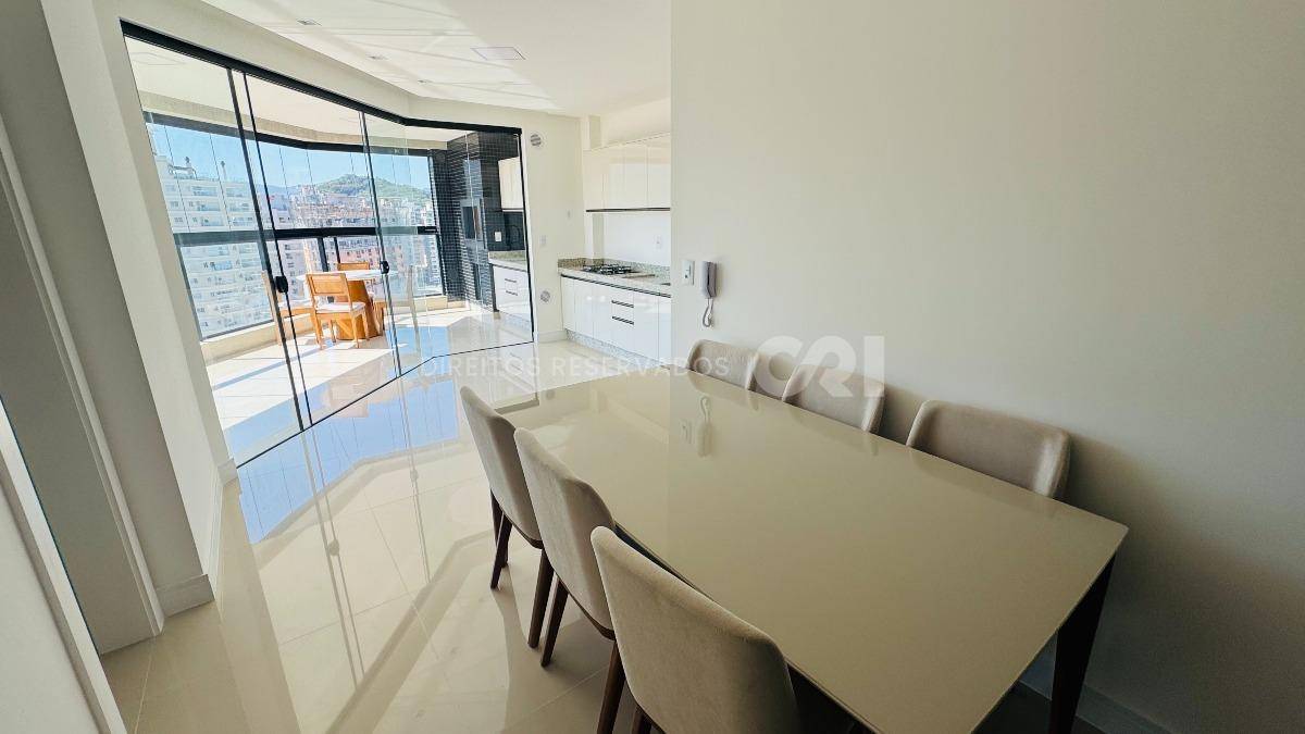 Apartamento com 3 suítes no Zurich Residence na Meia Praia em Itapema