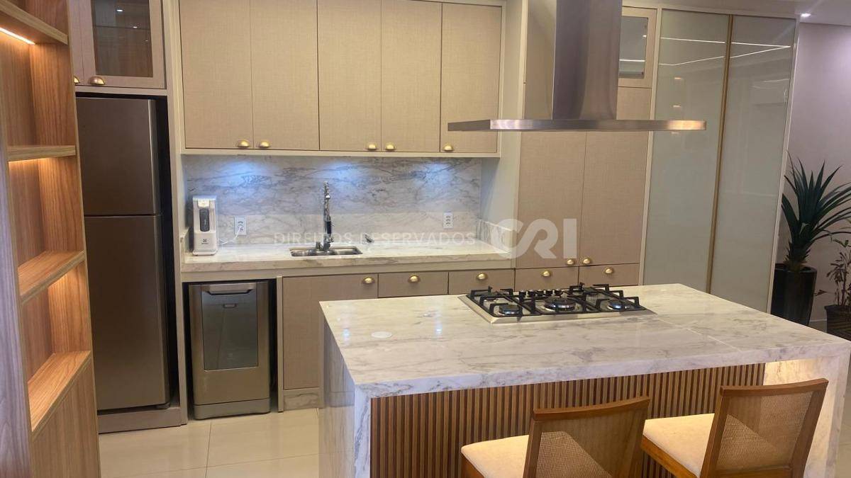 Apartamento com 3 suítes no edifício Munique na Meia Praia em Itapema