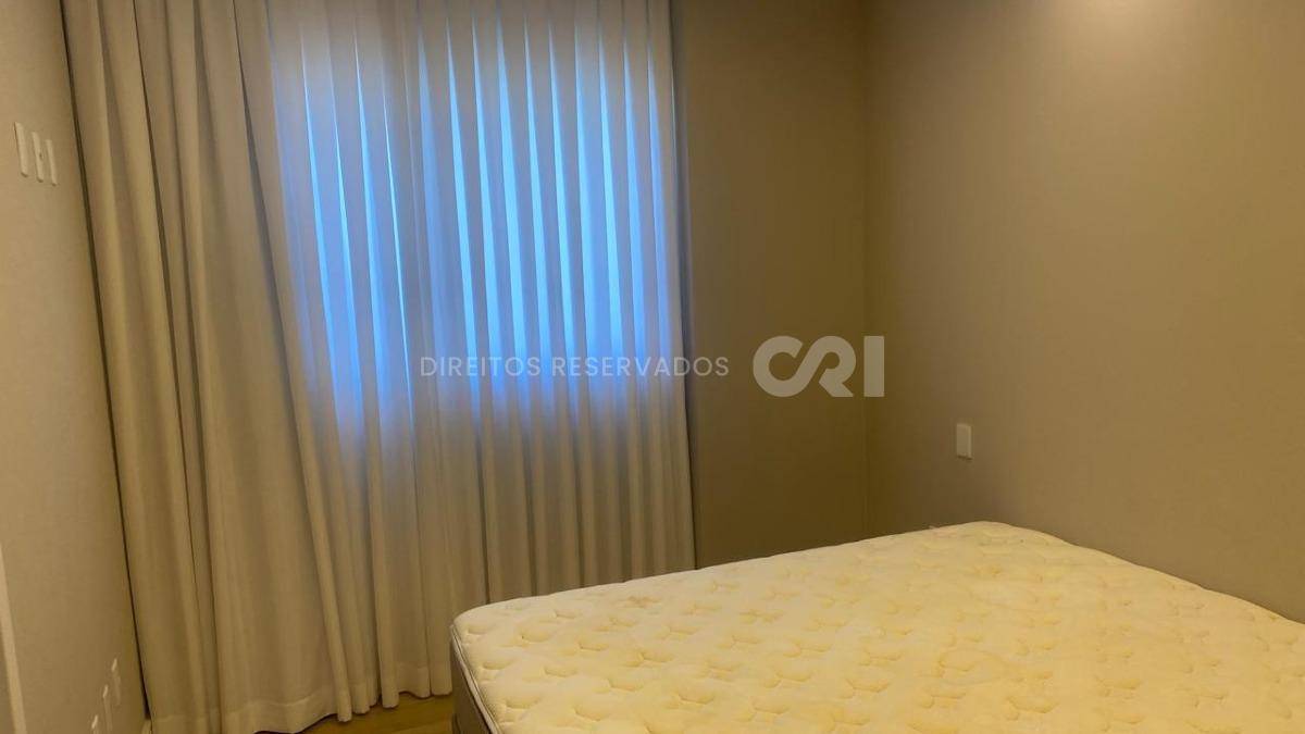 Apartamento com 3 suítes no edifício Munique na Meia Praia em Itapema