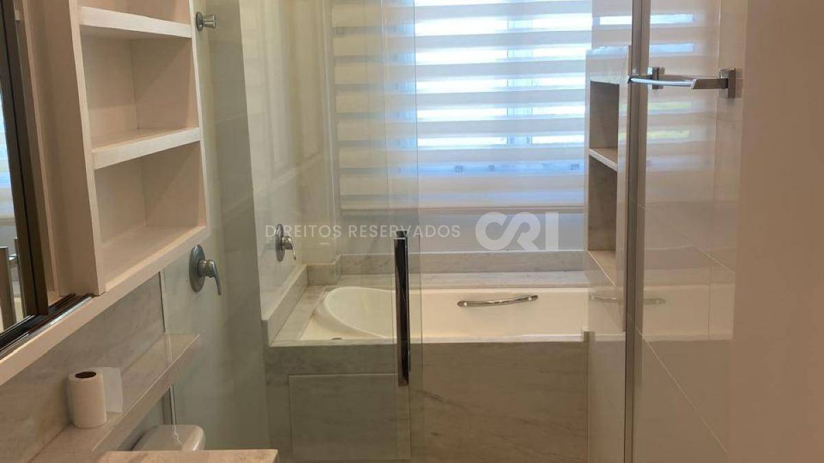 Apartamento com 3 suítes no edifício Munique na Meia Praia em Itapema