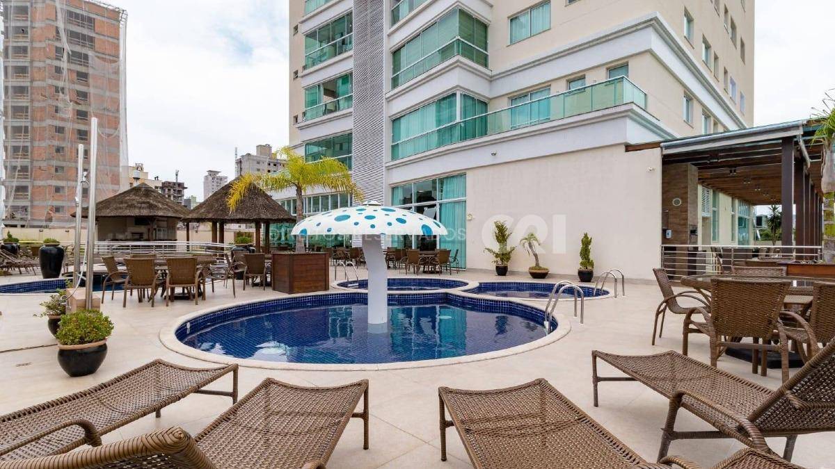 Apartamento com 3 suítes no edifício Munique na Meia Praia em Itapema