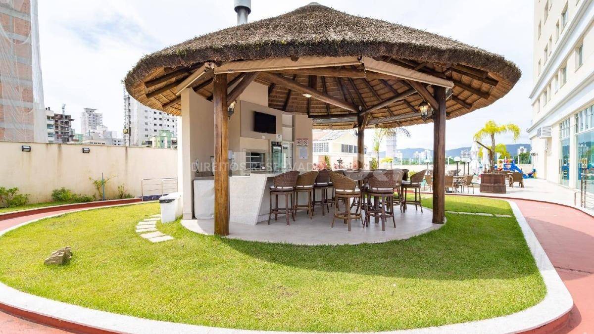 Apartamento com 3 suítes no edifício Munique na Meia Praia em Itapema
