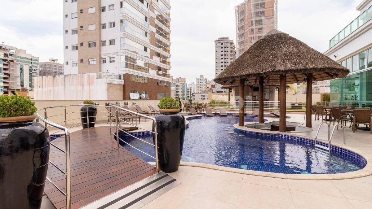 Apartamento com 3 suítes no edifício Munique na Meia Praia em Itapema