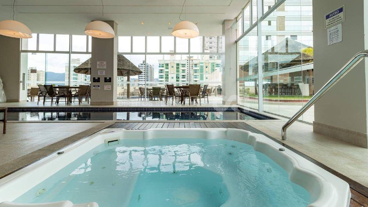 Apartamento com 3 suítes no edifício Munique na Meia Praia em Itapema