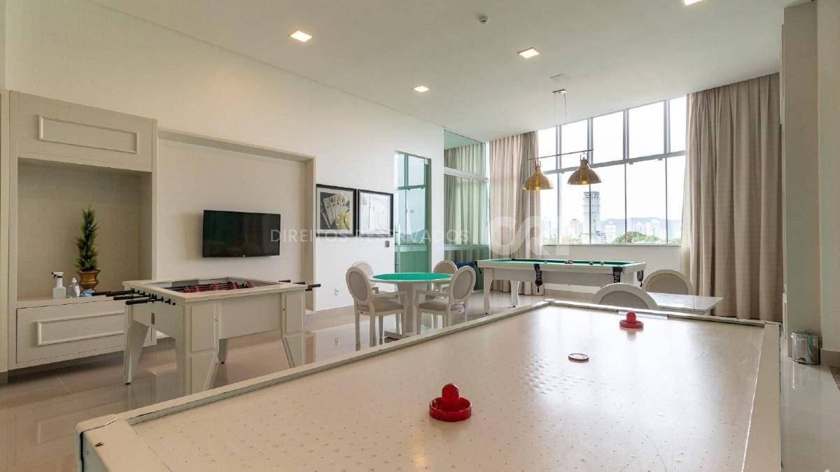 Apartamento com 3 suítes no edifício Munique na Meia Praia em Itapema