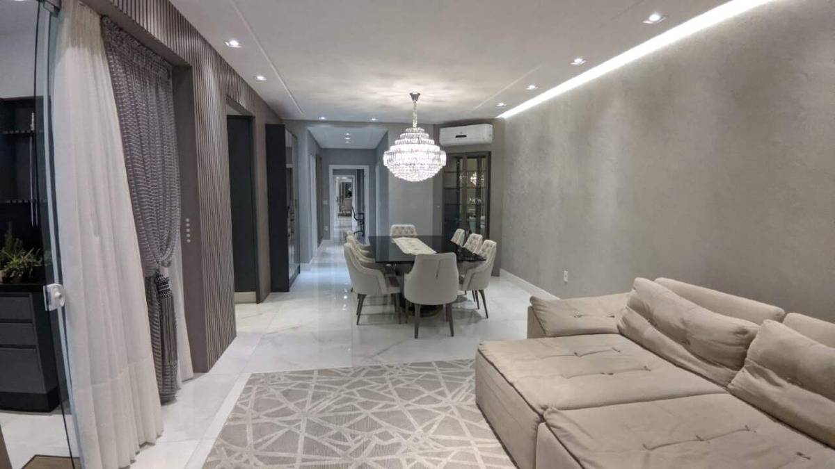 Apartamento com 04 suítes no Residencial Porto Villa na Meia Praia em Itapema