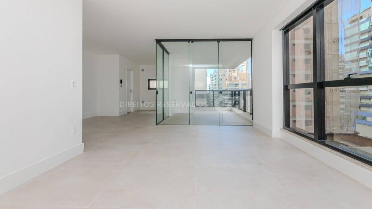 Apartamento com 3 suítes no Fiori Del Mare na Meia Praia em Itapema