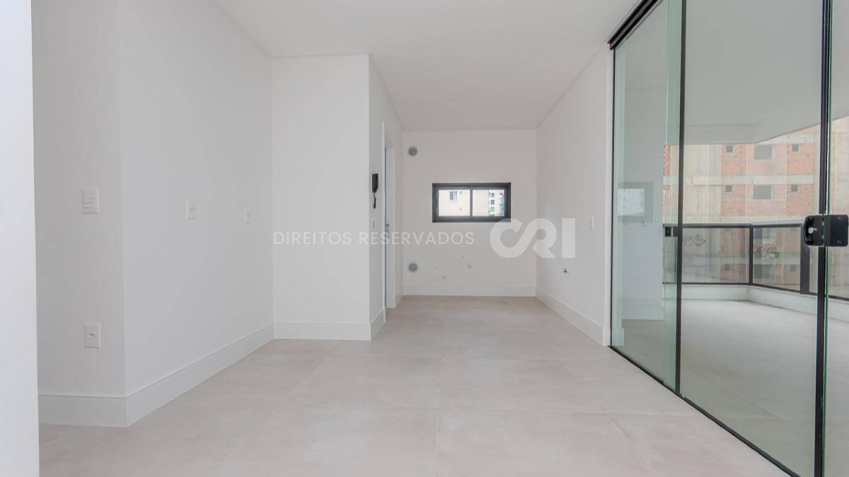 Apartamento com 3 suítes no Fiori Del Mare na Meia Praia em Itapema