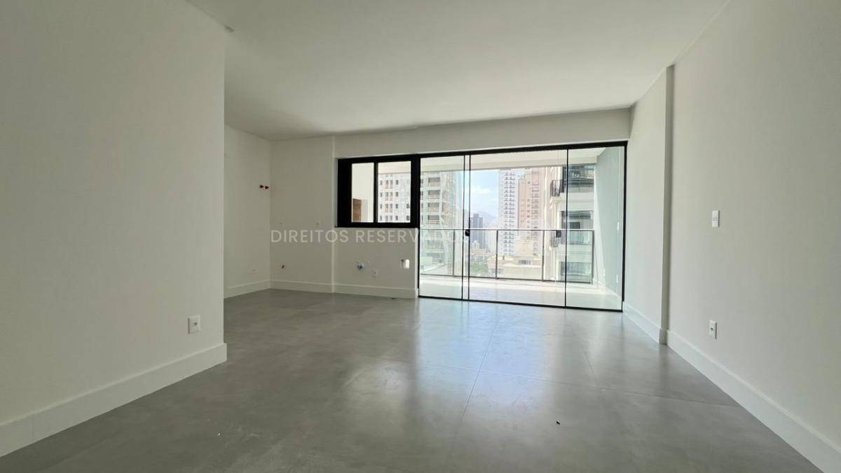 Apartamento com 3 suítes Villa Del Fiume na Meia Praia em Itapema