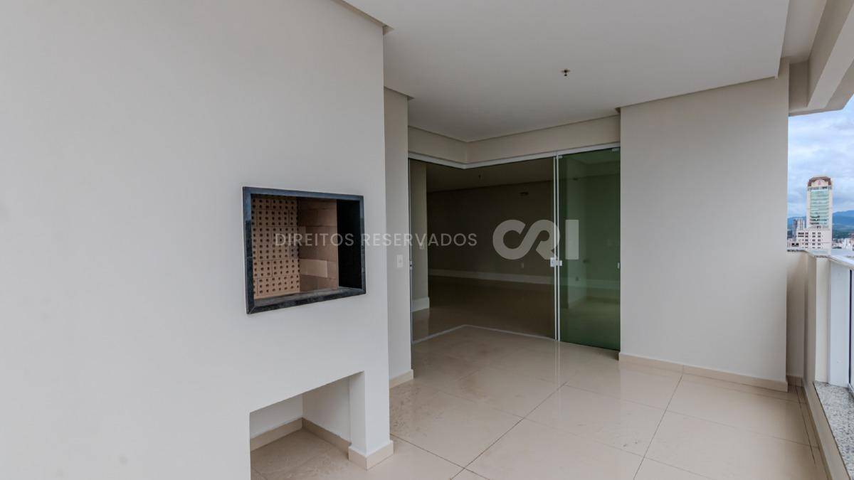 Apartamento com 4 suítes no La Belle Tour no Centro de Balneário Camboriú