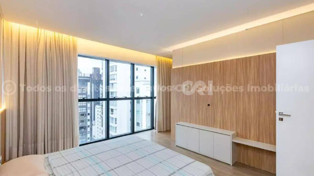 Cobertura com 4 suítes no Edifício Dresden no Centro de Balneário Camboriú