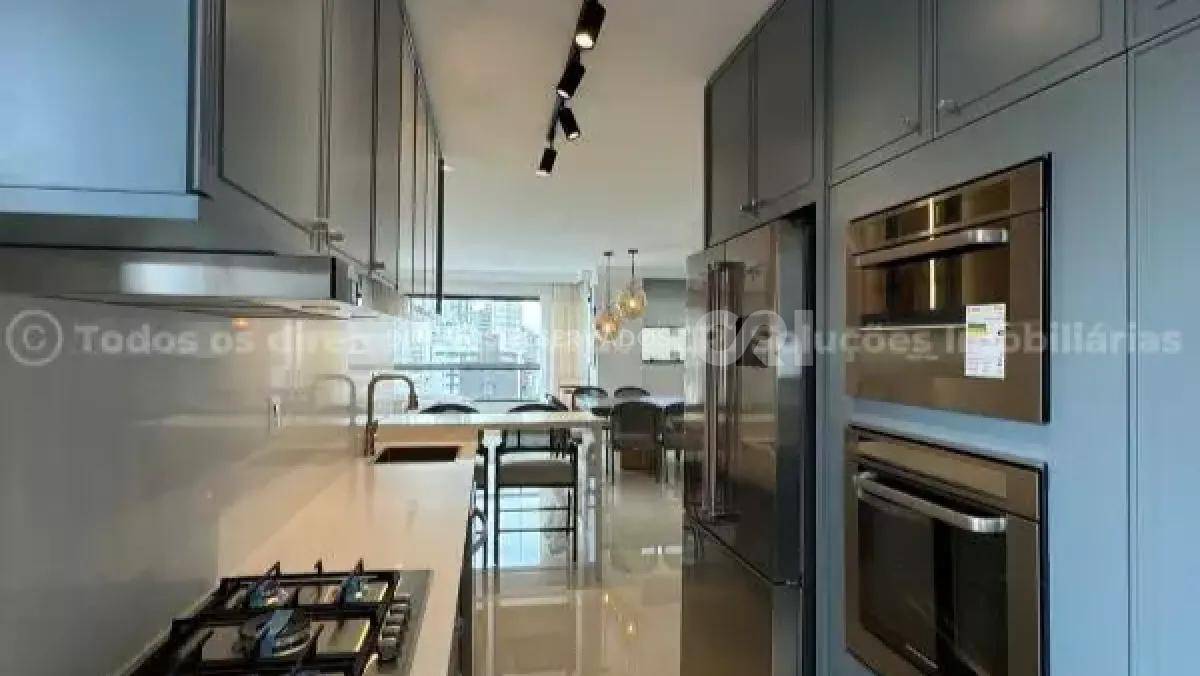 Apartamento com 3 suítes no Edifício Merithamon no Centro de Balneário Camboriú