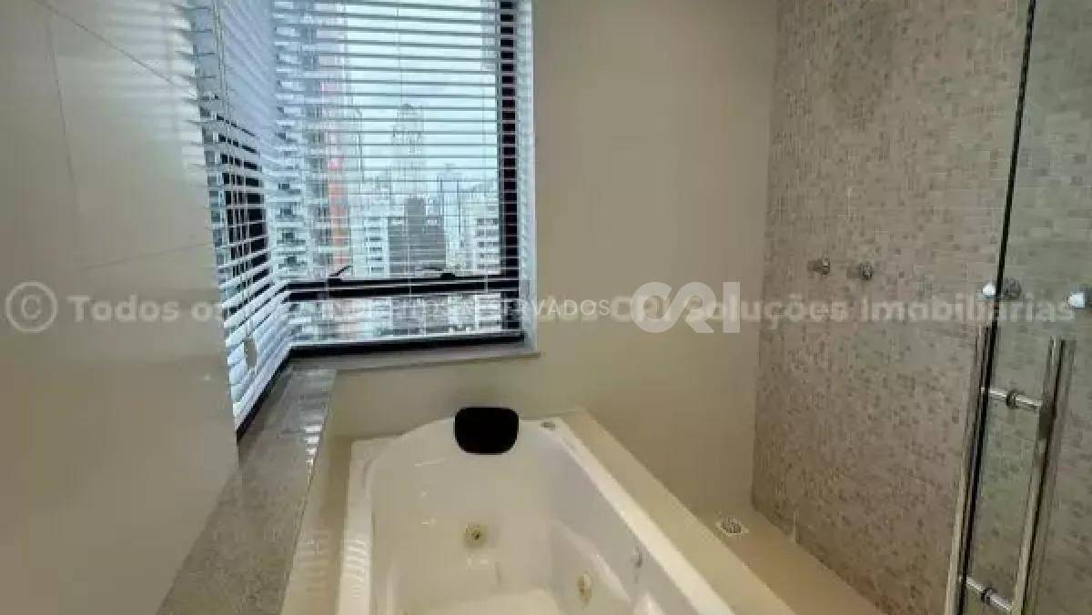Apartamento com 3 suítes no Edifício Merithamon no Centro de Balneário Camboriú