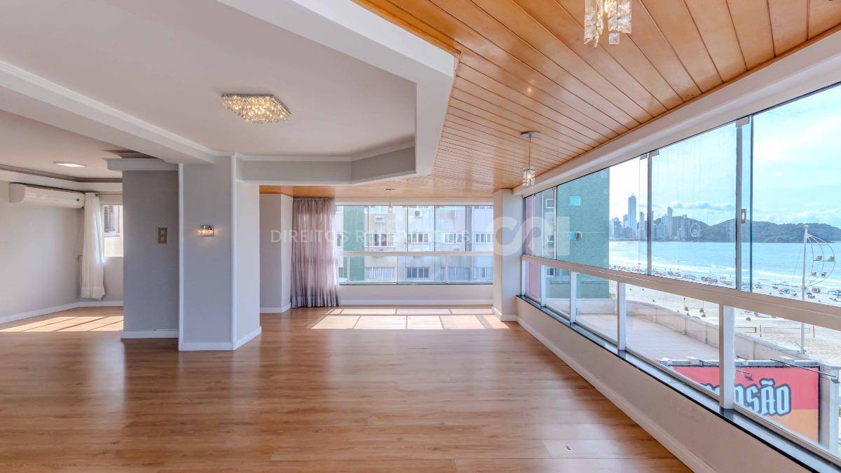 Apartamento com 3 suítes no Edifício Comendador Pietro Zanella Centro Balneário Camboriú