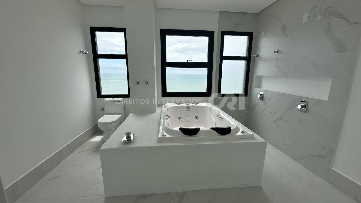Apartamento Penthouse com 4 suítes no Noah Residence na Meia Praia em Itapema