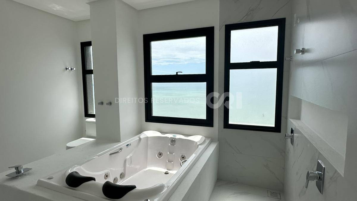 Apartamento Penthouse com 4 suítes no Noah Residence na Meia Praia em Itapema