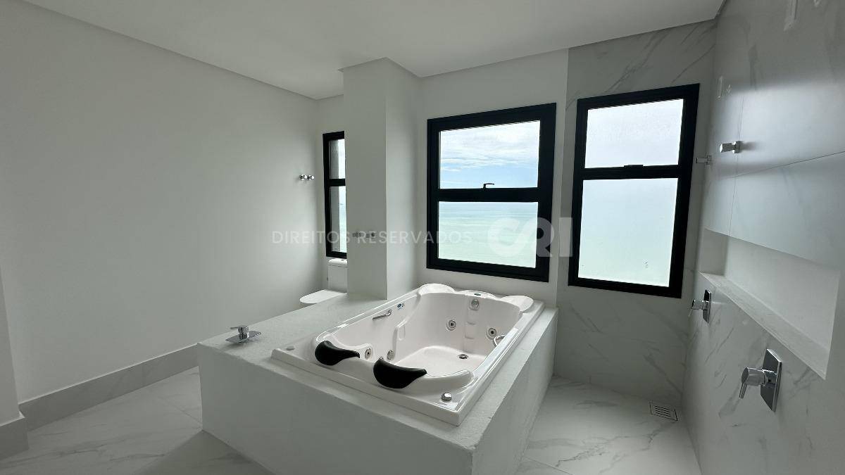 Apartamento Penthouse com 4 suítes no Noah Residence na Meia Praia em Itapema