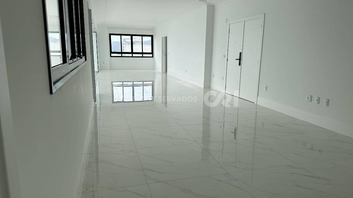 Apartamento Penthouse com 4 suítes no Noah Residence na Meia Praia em Itapema
