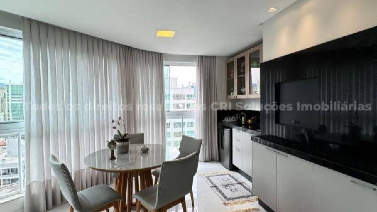 Apartamento mobiliado com 4 suítes no Edifício Toulon Palace na Meia Praia em Itapema