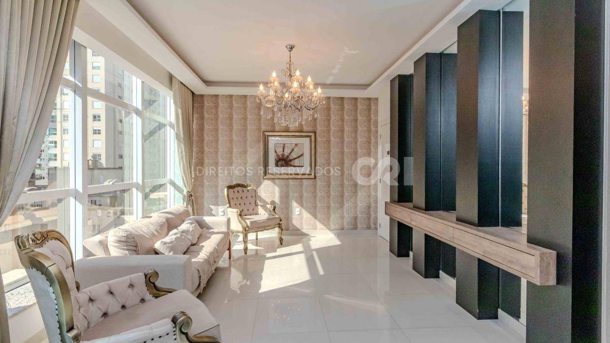 Apartamento mobiliado com 4 suítes no edifício Luana Delagnello em Meia Praia, Itapema