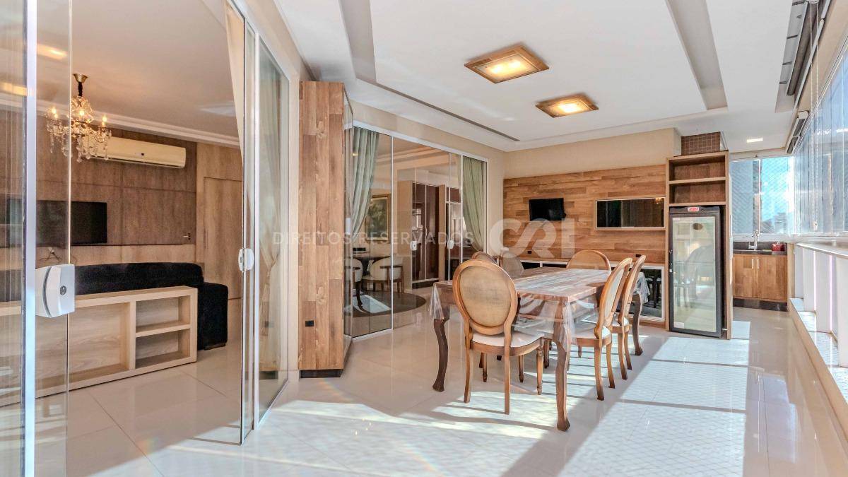 Apartamento mobiliado com 4 suítes no edifício Luana Delagnello em Meia Praia, Itapema