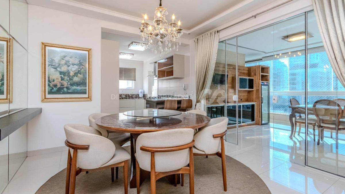 Apartamento mobiliado com 4 suítes no edifício Luana Delagnello em Meia Praia, Itapema
