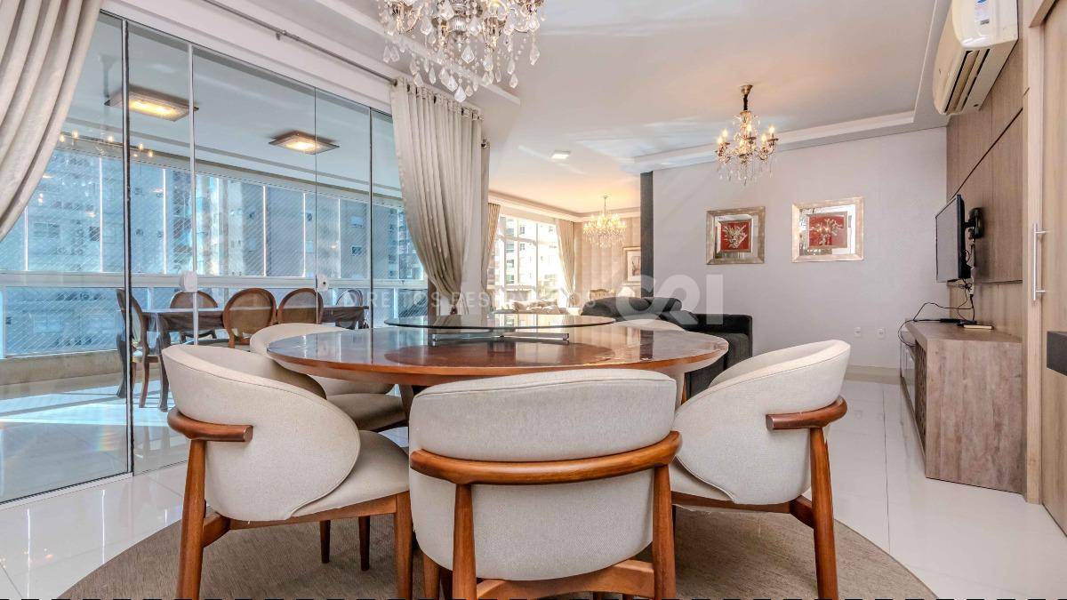 Apartamento mobiliado com 4 suítes no edifício Luana Delagnello em Meia Praia, Itapema