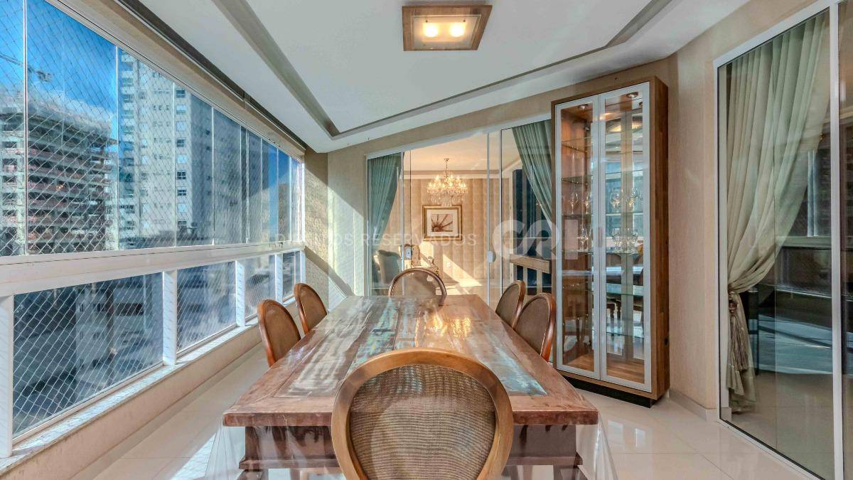 Apartamento mobiliado com 4 suítes no edifício Luana Delagnello em Meia Praia, Itapema