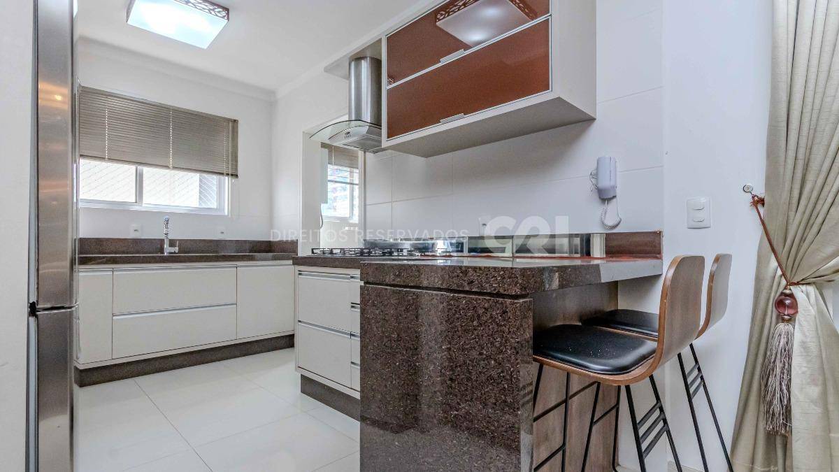 Apartamento mobiliado com 4 suítes no edifício Luana Delagnello em Meia Praia, Itapema