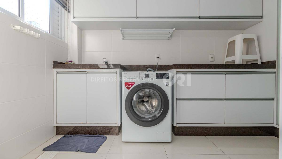 Apartamento mobiliado com 4 suítes no edifício Luana Delagnello em Meia Praia, Itapema