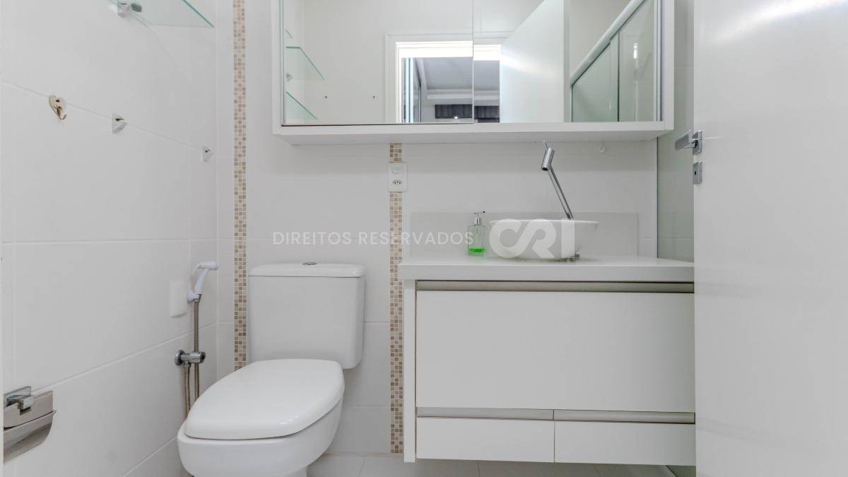 Apartamento mobiliado com 4 suítes no edifício Luana Delagnello em Meia Praia, Itapema