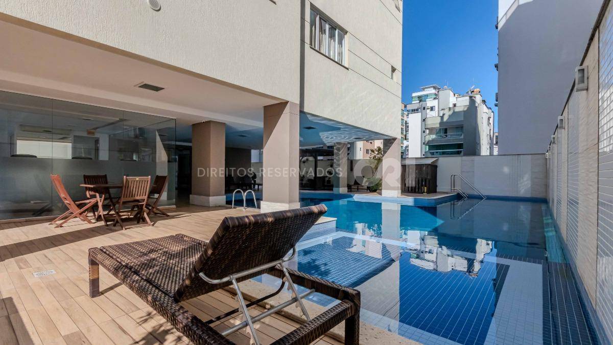 Apartamento mobiliado com 4 suítes no edifício Luana Delagnello em Meia Praia, Itapema