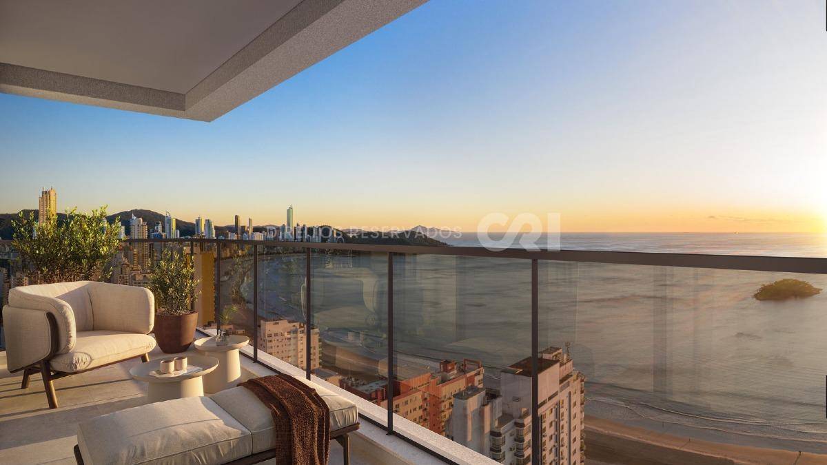 Apartamento na Planta com 4 suítes no Edifício Marena no Centro de Balneário Camboriú