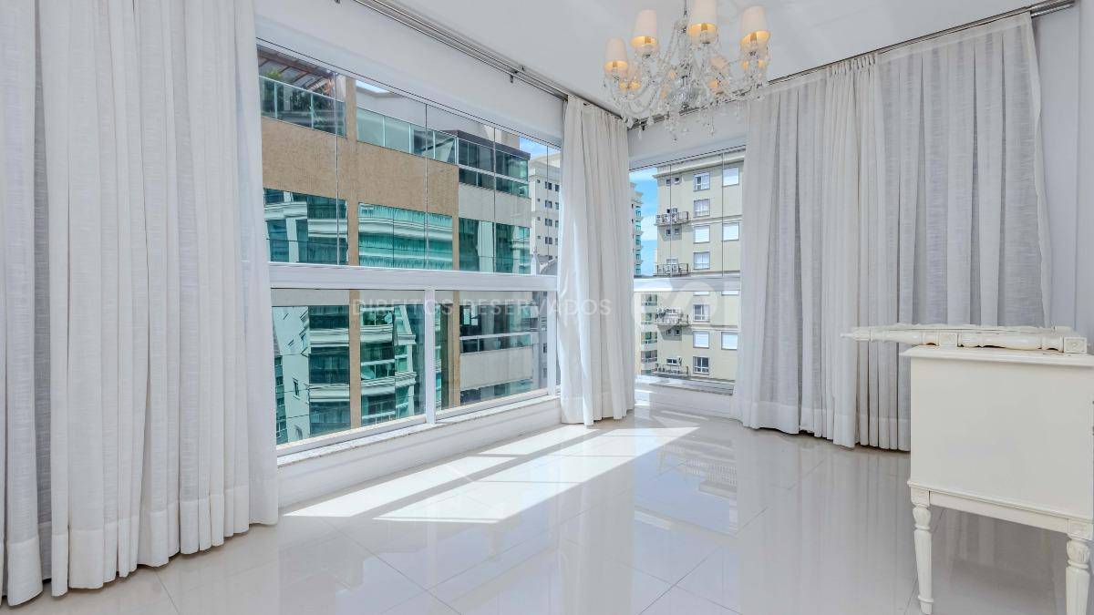 Cobertura com 4 suítes no Edificio Splendore Del Mare na Meia Praia em Itapema