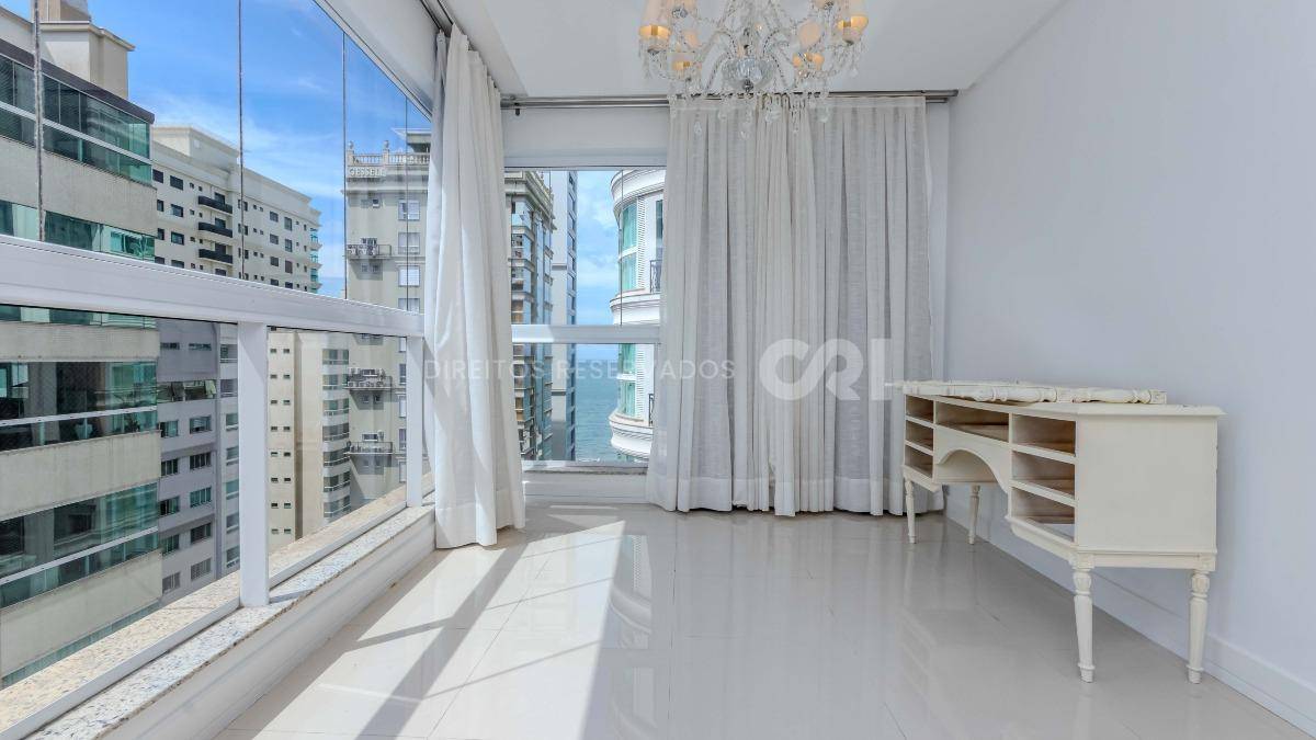 Cobertura com 4 suítes no Edificio Splendore Del Mare na Meia Praia em Itapema