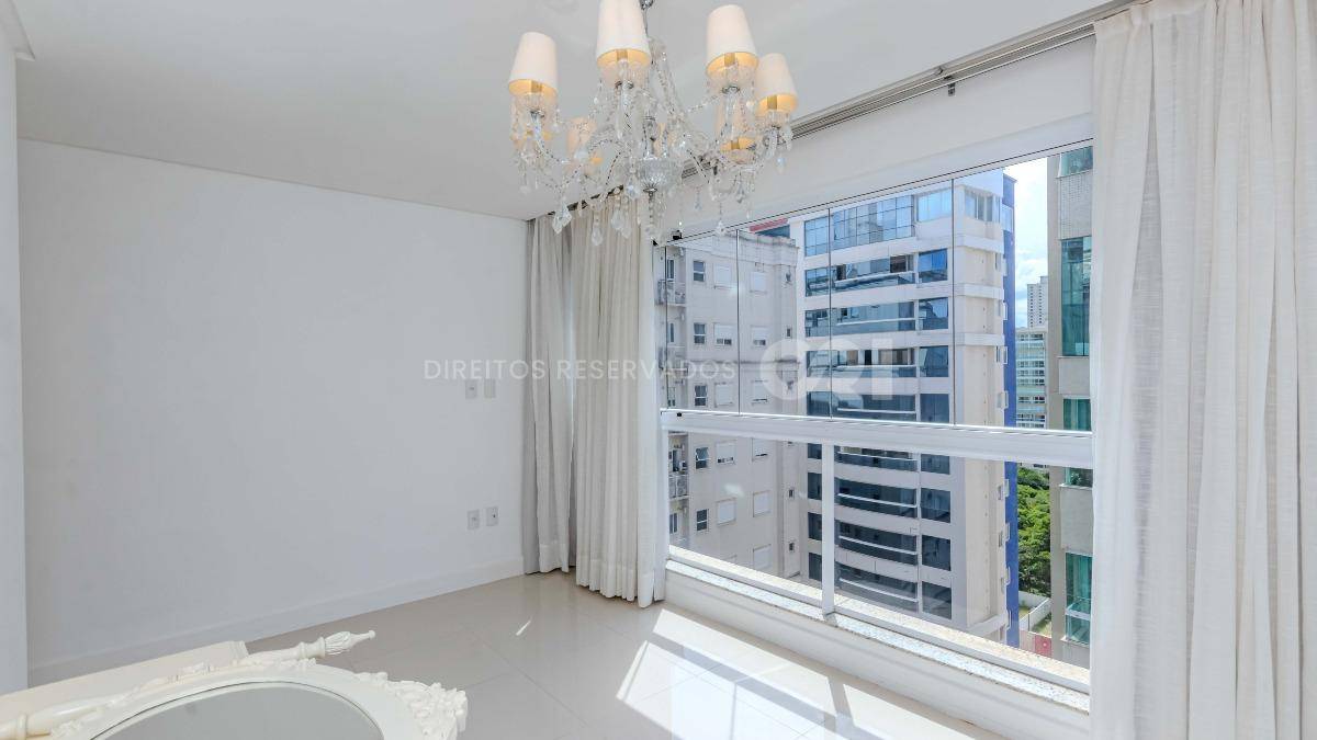 Cobertura com 4 suítes no Edificio Splendore Del Mare na Meia Praia em Itapema