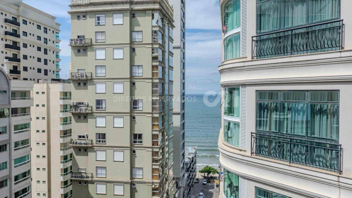 Cobertura com 4 suítes no Edificio Splendore Del Mare na Meia Praia em Itapema