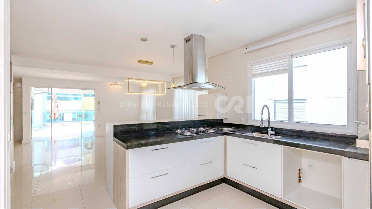 Cobertura com 4 suítes no Edificio Splendore Del Mare na Meia Praia em Itapema
