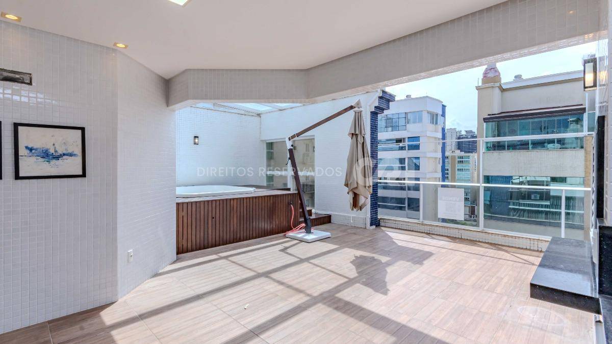 Cobertura com 4 suítes no Edificio Splendore Del Mare na Meia Praia em Itapema